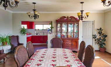 León propiedades vende o arrienda gran casa con establo en Fundo Alhué, Curacaví.