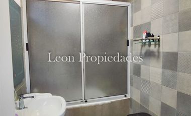 León propiedades vende o arrienda gran casa con establo en Fundo Alhué, Curacaví.