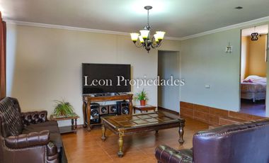 León propiedades vende o arrienda gran casa con establo en Fundo Alhué, Curacaví.
