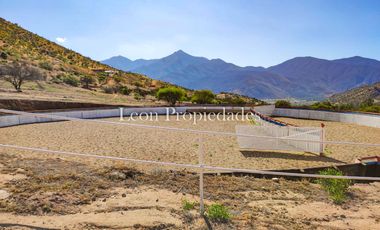 León propiedades vende o arrienda gran casa con establo en Fundo Alhué, Curacaví.