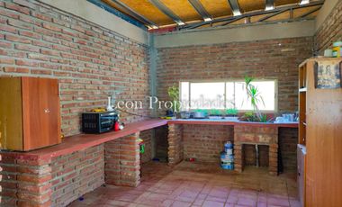 León propiedades vende o arrienda gran casa con establo en Fundo Alhué, Curacaví.