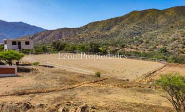 León propiedades vende o arrienda gran casa con establo en Fundo Alhué, Curacaví.