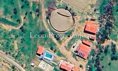 León propiedades vende o arrienda gran casa con establo en Fundo Alhué, Curacaví.