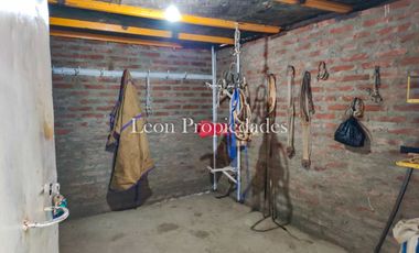 León propiedades vende o arrienda gran casa con establo en Fundo Alhué, Curacaví.