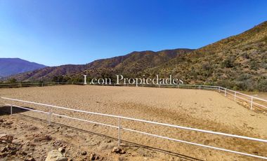 León propiedades vende o arrienda gran casa con establo en Fundo Alhué, Curacaví.