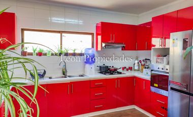 León propiedades vende o arrienda gran casa con establo en Fundo Alhué, Curacaví.