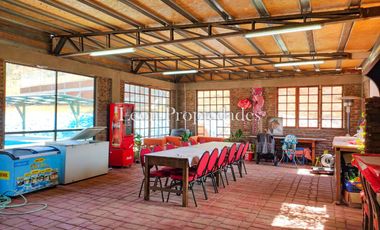 León propiedades vende o arrienda gran casa con establo en Fundo Alhué, Curacaví.