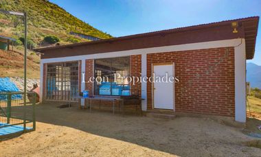 León propiedades vende o arrienda gran casa con establo en Fundo Alhué, Curacaví.