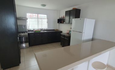 Departamento amueblado en planta baja en Col. Lomas del Mar de 2 recámaras. Incluye agua