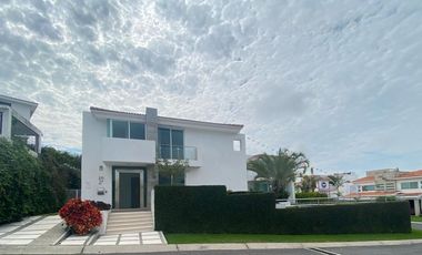 CASA EN RENTA EN FRACCIONAMIENTO LOMAS DE COCOYOC MORELOS