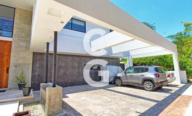 Casa en Venta en Cancún en Residencial Lagos del Sol con Terraza y Alberca