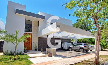 Casa en Venta en Cancún en Residencial Lagos del Sol con Terraza y Alberca