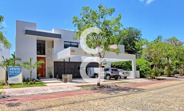 Casa en Venta en Cancún en Residencial Lagos del Sol con Terraza y Alberca