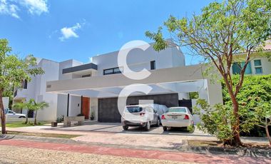 Casa en Venta en Cancún en Residencial Lagos del Sol con Terraza y Alberca