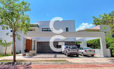 Casa en Venta en Cancún en Residencial Lagos del Sol con Terraza y Alberca