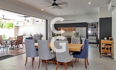 Casa en Venta en Cancún en Residencial Lagos del Sol con Terraza y Alberca