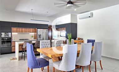 Casa en Venta en Cancún en Residencial Lagos del Sol con Terraza y Alberca