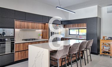 Casa en Venta en Cancún en Residencial Lagos del Sol con Terraza y Alberca