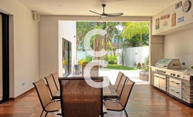 Casa en Venta en Cancún en Residencial Lagos del Sol con Terraza y Alberca