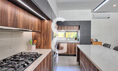 Casa en Venta en Cancún en Residencial Lagos del Sol con Terraza y Alberca