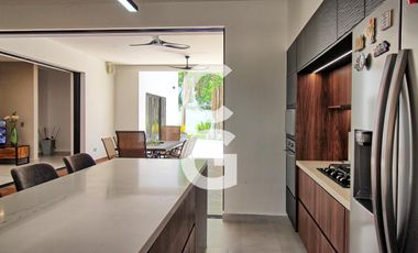 Casa en Venta en Cancún en Residencial Lagos del Sol con Terraza y Alberca