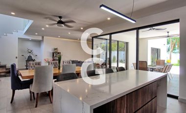 Casa en Venta en Cancún en Residencial Lagos del Sol con Terraza y Alberca