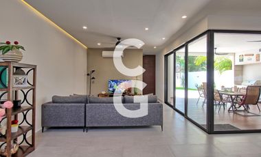 Casa en Venta en Cancún en Residencial Lagos del Sol con Terraza y Alberca