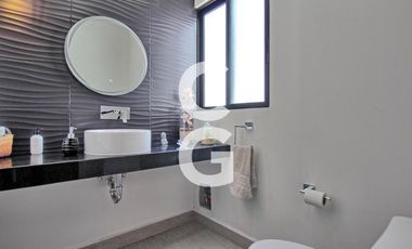 Casa en Venta en Cancún en Residencial Lagos del Sol con Terraza y Alberca