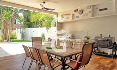 Casa en Venta en Cancún en Residencial Lagos del Sol con Terraza y Alberca