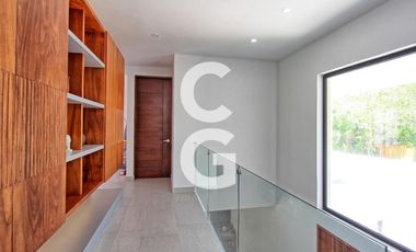 Casa en Venta en Cancún en Residencial Lagos del Sol con Terraza y Alberca