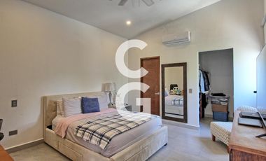 Casa en Venta en Cancún en Residencial Lagos del Sol con Terraza y Alberca