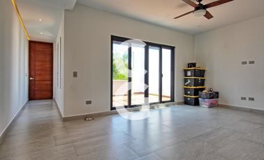 Casa en Venta en Cancún en Residencial Lagos del Sol con Terraza y Alberca