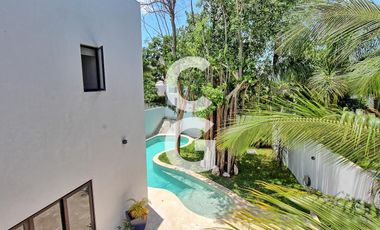 Casa en Venta en Cancún en Residencial Lagos del Sol con Terraza y Alberca