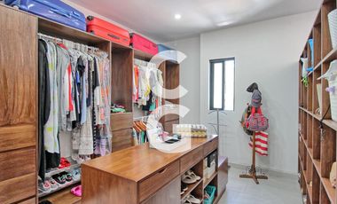 Casa en Venta en Cancún en Residencial Lagos del Sol con Terraza y Alberca