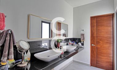 Casa en Venta en Cancún en Residencial Lagos del Sol con Terraza y Alberca