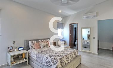 Casa en Venta en Cancún en Residencial Lagos del Sol con Terraza y Alberca