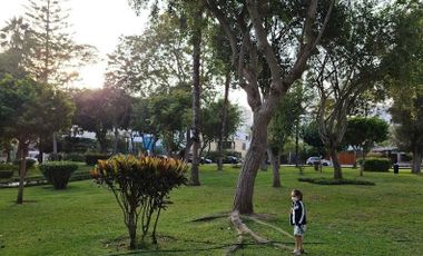 Casa como terreno frente a parque en la Aurora Miraflores