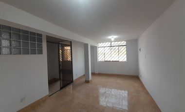 SE VENDE CASA FRENTE A PARQUE