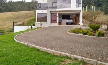 Casa de cuatro habitaciones-Tarqui