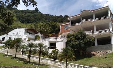 HERMOSÍSIMA FINCA PLANA DE UNA CUADRA EN GIRARDOTA ANTIOQUIA COLOMBIA