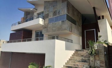 Espectacular residencia con vista al mar