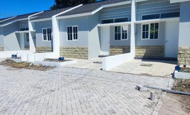 Rumah dijual di Jawa Timur, Gresik - Parkir mobil
