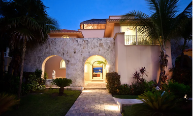 Espectacular villa frente al mar. Con todo detalle y el lujo más deseado.