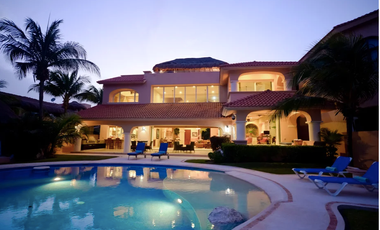 Espectacular villa frente al mar. Con todo detalle y el lujo más deseado.