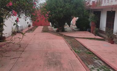 Casa habitación, con amplios jardines, arboles frutales, asador y salón de fiestas