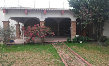 Casa habitación, con amplios jardines, arboles frutales, asador y salón de fiestas