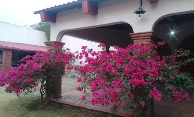 OPORTUNIDAD VENTA Casa habitación, con amplios jardines, arboles frutales, asador y salón de fiestas