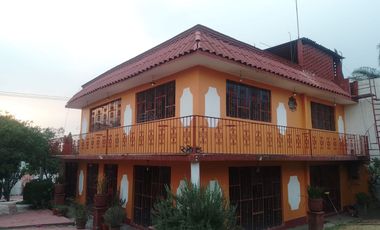 OPORTUNIDAD VENTA Casa habitación, con amplios jardines, arboles frutales, asador y salón de fiestas