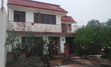 Casa habitación, con amplios jardines, arboles frutales, asador y salón de fiestas
