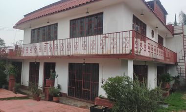Casa habitación, con amplios jardines, arboles frutales, asador y salón de fiestas
